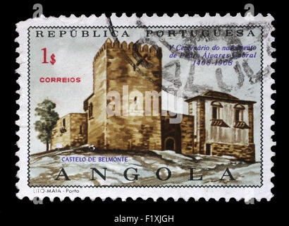Timbro stampato in Angola portoghese mostra Belmonte Castello, Pedro Alvares Cabral, circa 1970 Foto Stock