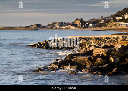 Guardando lungo il mare difese in Lyme Regis su Dorset la Jurassic Coast., England, Regno Unito Foto Stock