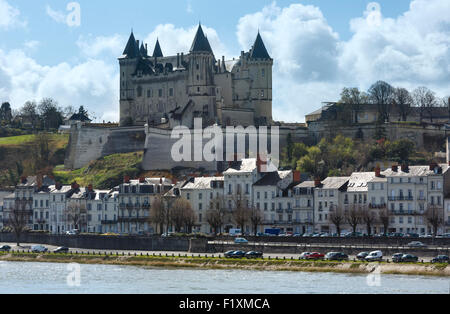 Vista del castello di Saumur dall'altro lato del fiume Loira, Francia. Costruito nel X secolo, fu ricostruita nel la Foto Stock