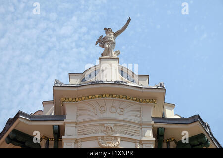 Mercurio, il dio romano, nella parte superiore della Galeria Emporium, ex Mercure Centre (1903), Lubiana, Slovenia il 30 giugno 2015 Foto Stock