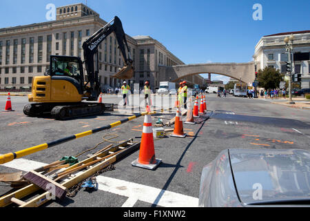 Costruzione comunale lavoratori a scavare nella strada di città - Washington DC, Stati Uniti d'America Foto Stock