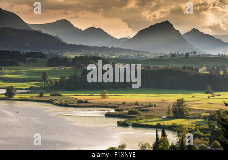 Sera nelle Alpi al Lago Hopfensee in Baviera (Germania) Foto Stock