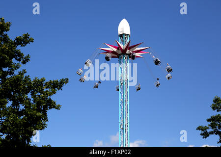 Le persone che si godono la Starflyer fairground ride essendo utilizzati al di fuori del guscio edificio sulla Southbank di Londra in una calda giornata estiva Foto Stock