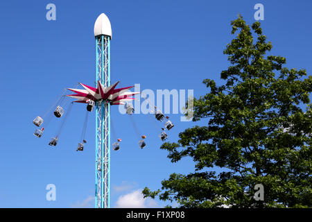 Le persone che si godono la Starflyer fairground ride essendo utilizzati al di fuori del guscio edificio sulla Southbank di Londra in una calda giornata estiva Foto Stock