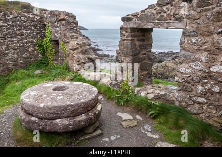 Melin Trefin, un vecchio mulino nella piccola baia chiamata Aber Felin sulla costa del Pembrokeshire, Galles. Foto Stock