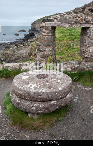 Melin Trefin, un vecchio mulino nella piccola baia chiamata Aber Felin sulla costa del Pembrokeshire, Galles. Foto Stock