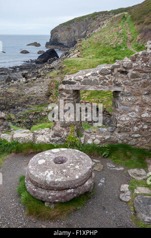 Melin Trefin, un vecchio mulino nella piccola baia chiamata Aber Felin sulla costa del Pembrokeshire, Galles. Foto Stock