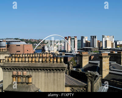 Il Millenium Bridge e il Baltic art gallery Gateshead Quays visto dai vecchi camini di Newcastle Foto Stock