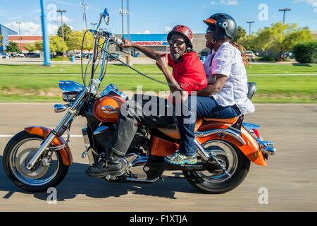 Stati Uniti, Louisiana, Morgan City, giovane in sella a una Honda Moto Foto Stock