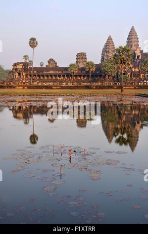 Cambogia Siem Reap provincia, Angkor elencati come patrimonio mondiale dall' UNESCO, Angkor Wat e piscina riflettente Foto Stock