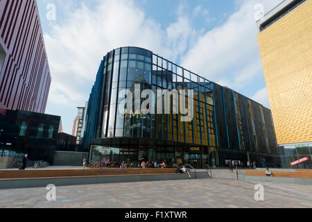 HOME Centro per le arti contemporanee, prestazioni, il teatro e il film si trova in Tony Wilson Square nel centro cittadino di Manchester. Foto Stock