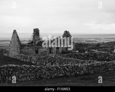 Immagine di un vecchio casolare abbandonato sull'isola di Inishmaan Foto Stock