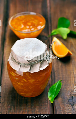 Orange inceppamento nel vasetto di vetro sul tavolo di legno Foto Stock