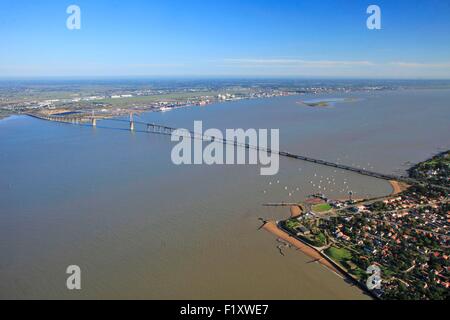 Francia, Loire Atlantique, il ponte di ST. NAZAIRE tra Saint Brevin Les Pins e St Nazaire in background (vista aerea) Foto Stock