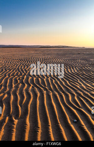 Increspature nella sabbia lasciate dalla marea in ritirata al tramonto, vicino Hilbre Island, West Kirby, Wirral - Settembre Foto Stock