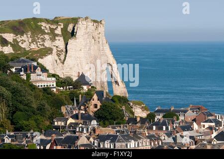 Francia, Seine Maritime, Pays de caux, Cote d'alabastro, Etretat, Porte d'Aval Foto Stock