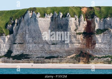 Francia, Seine Maritime, Pays de caux, Cote d'alabastro, Fecamp, due persone sulla spiaggia ai piedi delle falesie Foto Stock