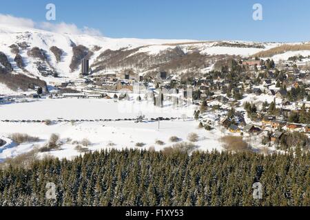 Francia, Puy de Dome, Besse et Saint Anastaise, parco naturale regionale dei vulcani di Auvergne, Sancy, Super Besse ski resort (vista aerea) Foto Stock