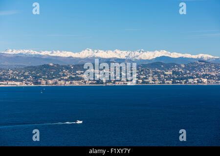 Francia, Alpes Maritimes, Theoule sur Mer, golfo della Napoule, Cannes e montagne innevate del Mercantour in background Foto Stock