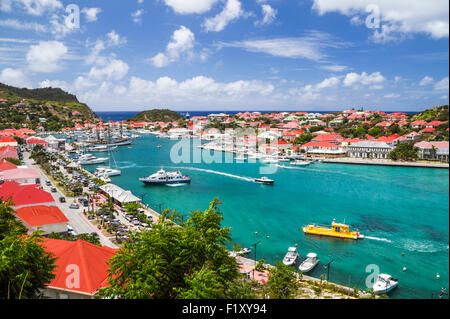 Barche a motore, Yellow Submarine e barche a vela nel porto di Gustavia su San Barts Foto Stock