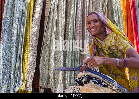 India Rajasthan, Sanganer, fabbrica tessile, il taglio di tessuti Foto Stock