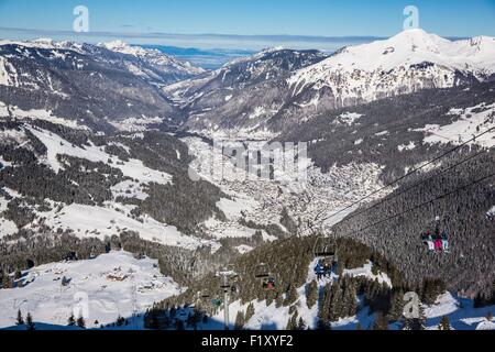 Francia, Haute Savoie, Morzine, La valle di Aulps, Chablais, piste da sci delle Portes du Soleil, vista sul lago Leman e giura a fondo poiché la Pointe de Nyon Foto Stock