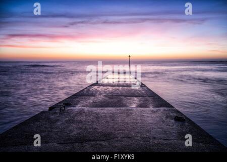 Francia, Finisterre, Fouesnant, Pointe de Mousterlin, il molo al tramonto Foto Stock