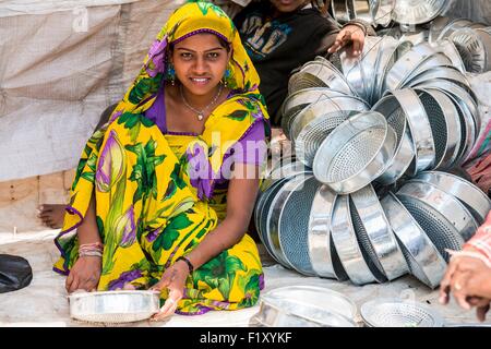 India Rajasthan, Baneshwar, la fiera annuale della tribù Bhil è sia un antica fiera, una festa religiosa e una fiera del divertimento, una commessa ustenciles.Bagno Cucina in alluminio Foto Stock