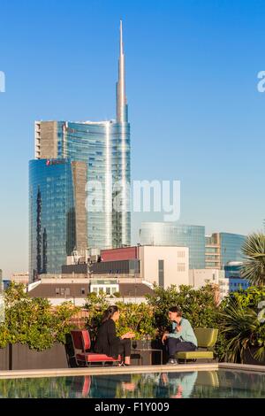 L'Italia, Lombardia, Milano, 7 Ceresio, ristorante con piscina sul tetto, progettato da studio di architettura Studio Dimore essenzialmente con la Porta Nuova quartiere e Unicredit Tour de architetto Cesar Pelli Foto Stock