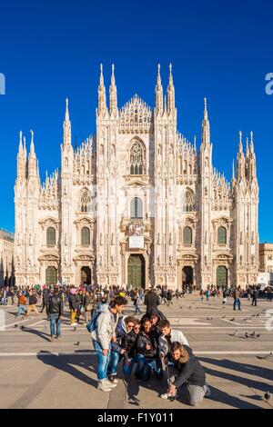 L'Italia, Lombardia, Milano, Piazza del Duomo, la cattedrale della Natività della Vergine Santa (Duomo) costruita tra il XIV e il XIX secolo è la terza chiesa più grande del mondo Foto Stock