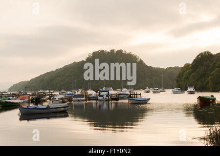 Balmaha, Loch Lomond Scozia, Regno Unito - 8 Settembre 2015: Regno Unito meteo: un breve ma suggestivo scorcio del sole sopra Loch Lomond e la piccola isola di Inchcailloch visto dal villaggio di Balmaha, in un giorno di basse nubi e nebbia Credito: kayrtravel/Alamy Live News Foto Stock