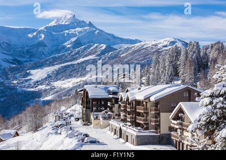 Francia, Savoie, Doucy, massiccio della Vanoise, vista del Cheval Noir (2832m) e la località sciistica di Valmorel Foto Stock