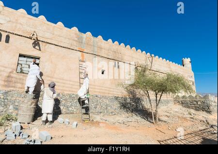 Il sultanato di Oman, gouvernorate di Ad-Dakhiliyah, Al montagne Hajar gamma, i vecchi mattoni di fango villaggio di Al Hamra ai piedi del Djebel Shams, pakistanese lavoratori Foto Stock