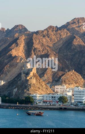 Il sultanato di Oman, gouvernorate di Mascate, Muscat (o) Mascate, Mutrah (o) Matrah Corniche, il XVI secolo forte portoghese Foto Stock