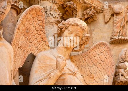 Francia, Marne, Reims, la cattedrale di Notre Dame de Reims cattedrale, elencato come patrimonio mondiale dall' UNESCO, dettaglio della scultura raffigurante un angelo del sorriso sulla facciata ovest dopo il restauro del 2010 Foto Stock