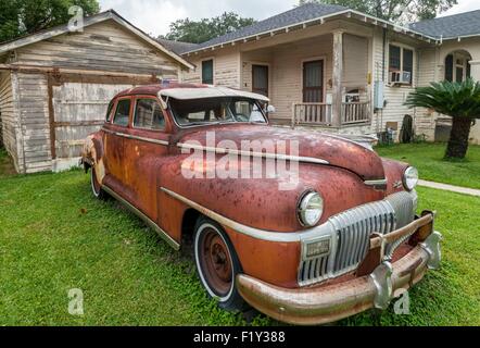 Stati Uniti, Louisiana, Morgan, città vecchia De Soto auto nel cortile di una casa Foto Stock