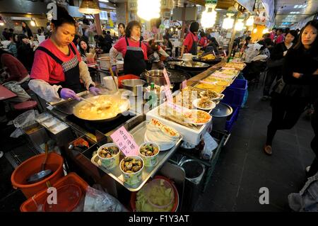 Taiwan, Taipei, distretto di Datong, Dadaocheng, Dihua Street, food court e ristoranti nel grande Shilin night market Foto Stock