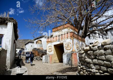 Il Nepal, Gandaki zona, Mustang superiore (vicino al confine con il Tibet), street e stupa (chorten) nel villaggio di Ghemi Foto Stock