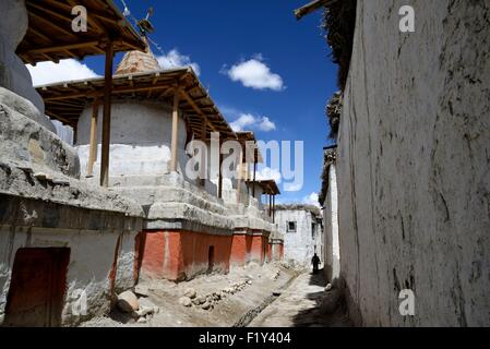 Il Nepal, Gandaki zona, Mustang superiore (vicino al confine con il Tibet), la sagoma di un uomo in una strada con stupa (chorten) nella città murata di Lo Manthang, la storica capitale del regno di Lo Foto Stock