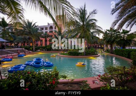 Oman, Moscato, Barr Al Jissah Resort, Shangri La Hotel, piscina e flottation canal Foto Stock