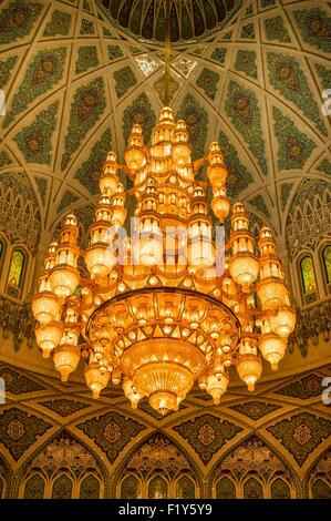 Oman, Muscat Sultan Qaboos Grande Moschea, giant cristal lampadario nel la principale sala di preghiera Foto Stock