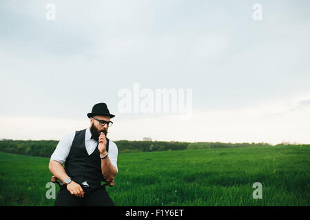 Con barba fuma sigaretta elettronica Foto Stock