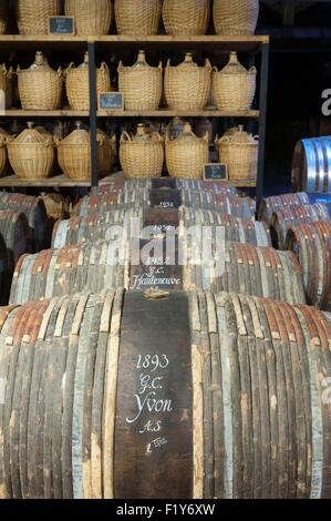 Francia, Charente, Cognac Hennessy cognac casa, cantina, barili inscritto con chalk, tesoro Foto Stock