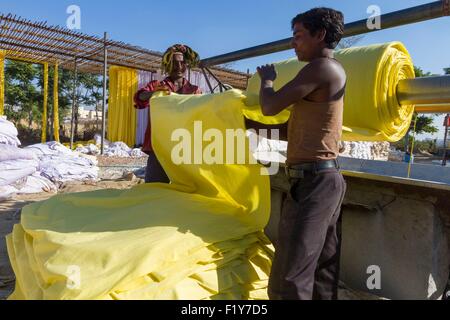 India Rajasthan, Sanganer, fabbrica tessile, la piegatura di prodotti tessili Foto Stock