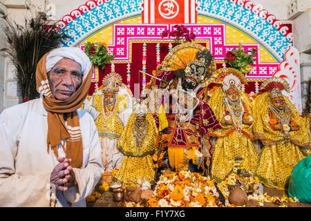 India Rajasthan, Baneshwar, la fiera annuale della tribù Bhil è sia un antica fiera, una festa religiosa e un carnevale, sacerdote Indù Foto Stock