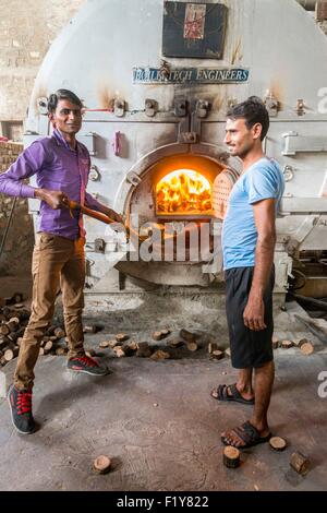 India Rajasthan, pali, la prima città in India per la tintura dei tessuti, l'asciugatura e la piegatura Foto Stock