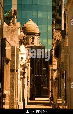 La Recoleta Cemetery, Buenos Aires, Argentina, Sud America. Situato nel centro di una città moderna. Foto Stock