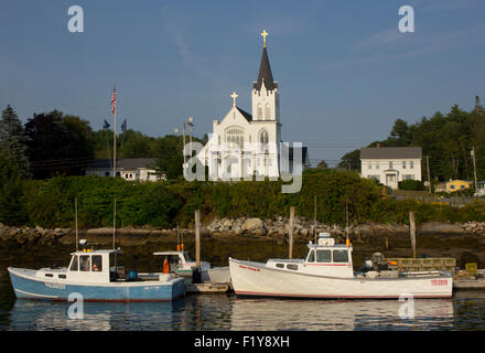 Vecchia chiesa cattolica sull'acqua in Boothbay Harbor, Maine, Stati Uniti d'America. Foto Stock