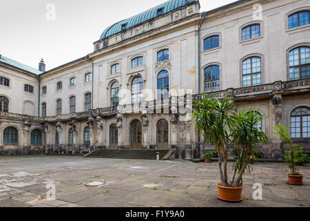 Palazzo giapponese edificio barocco sulla Neustadtbank del fiume Elba a Dresda, in Germania, in Europa Foto Stock