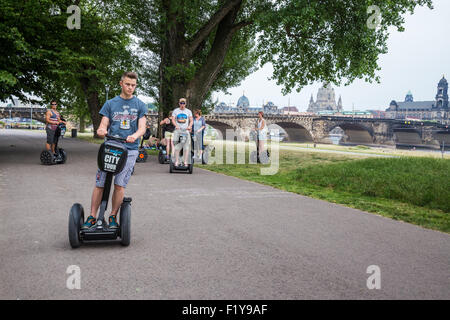 Ispezione della città con Segway sull'Elba pista ciclabile, Dresda Città Vecchia vista, Stadtbesichtigung per Segway auf dem Elberadweg, Dresd Foto Stock